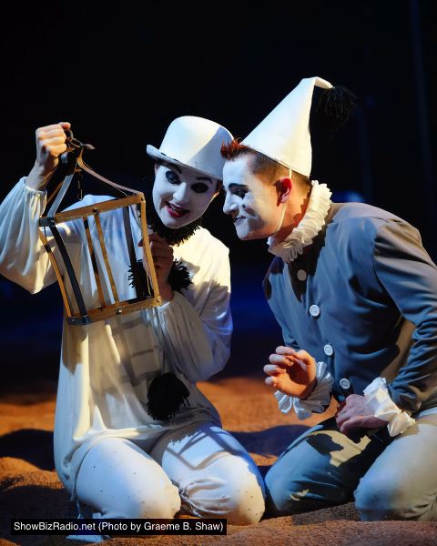 Miřenka Čechová as Fool and Chris Dinolfo as Cordelio