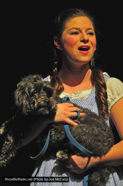 Dorothy (Kayli Modell) and Toto (Muzzy McWilliams)