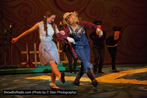 Erica Glaser (Dorothy), Gabrielle Bullard (Scarecrow)